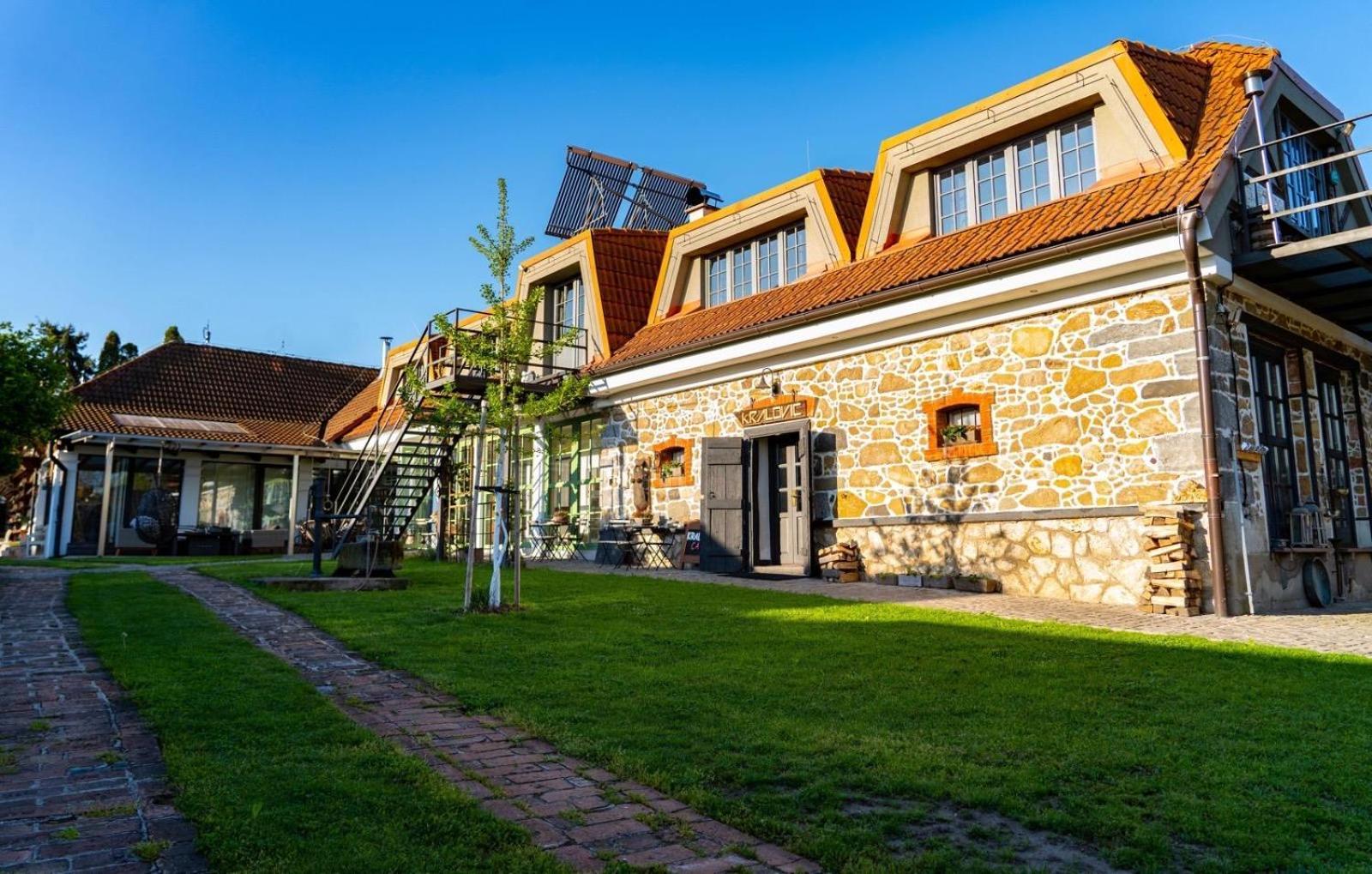 Dvor 13 Hokovce Hotel Exterior photo