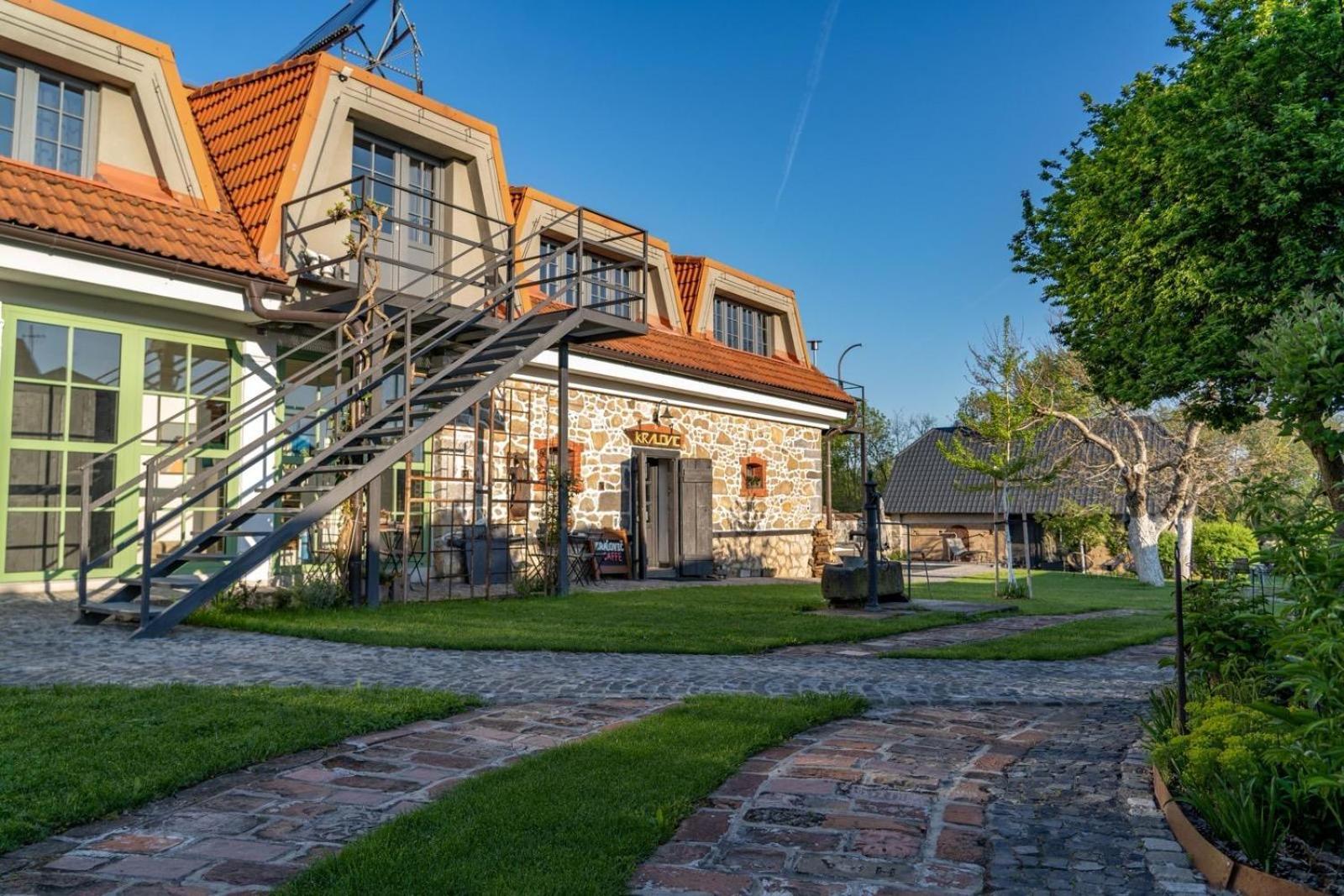 Dvor 13 Hokovce Hotel Exterior photo